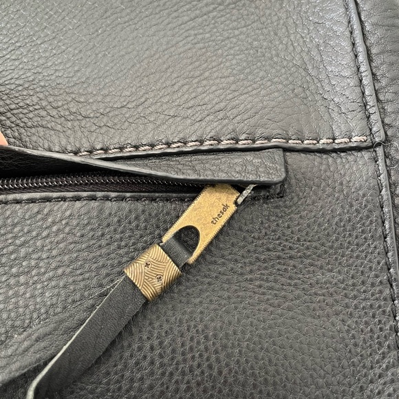 The Sak Small Black Leather Pebble Handbag Zipper Top Adjustable Strap Brass - Picture 10 of 10